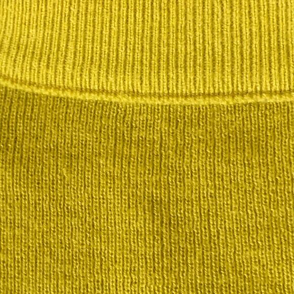 Green Short Sleeve Scoop Neck Sweater Size Small - Picture 3 of 5